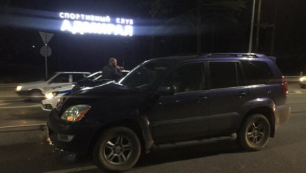 В Воронеже Lexus сбил перебегавшего трассу мужчину
