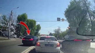 Воронежец на BMW пересёк двойную сплошную на глазах у полицейских
