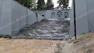 Лестница в центре Воронежа превратилась в огромный водопад 