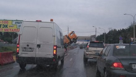 Дорожники объяснили инцидент со «вставшим на дыбы» самосвалом в Воронеже