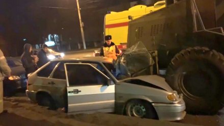 В Воронеже девушка на ВАЗ влетела под снегоуборщик и попала в больницу