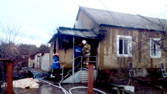 Под Воронежем в сгоревшем доме нашли тела отца и дочери