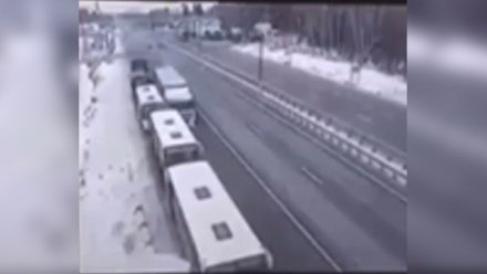 Момент массового ДТП с КамАЗом в Бобровском районе показали на видео 