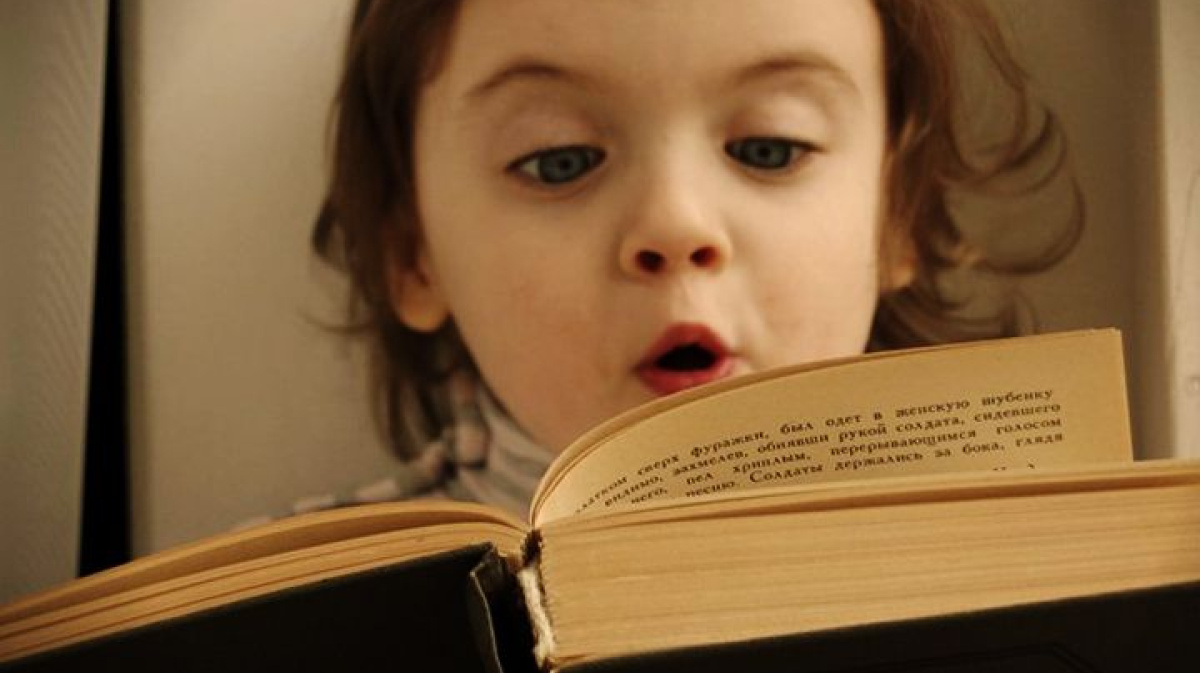 Слушать чтение произведений. Ребенок читает книгу. Чтение стихов. Дети читают стихи. Чтение вслух.