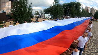 На дамбе Чернавского моста в Воронеже развернули 100-метровый триколор