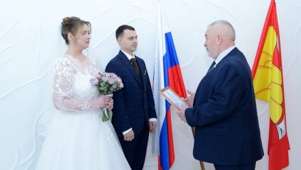 106 воронежских пар сыграли свадьбу в День Конституции
