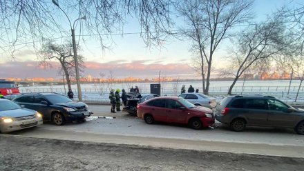 В ДТП с 6 авто на Петровской набережной в Воронеже пострадали два человека