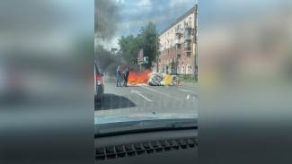 Воронежцы сообщили о вспыхнувшем на дороге грузовике с мусором: появилось видео