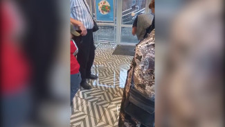 Июльский ливень взял в плен покупателей воронежского магазина