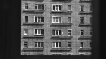 В Воронеже смертельное падение 27-летней девушки из многоэтажки записали уличные камеры