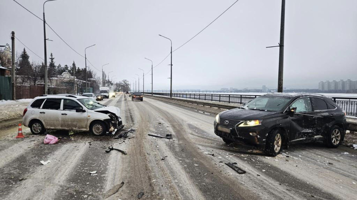 В ДТП с Lexus в Воронеже пострадали девушки 20 и 14 лет | 03.01.2024 |  Воронеж - БезФормата