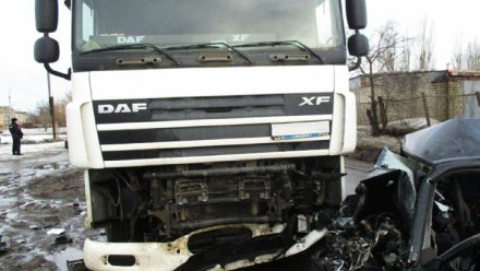 В Воронежской области авария с двумя легковушками и фурой унесла жизнь 20-летнего парня