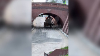 Экскаватор застрял под Каменным мостом в Воронеже в первый день открытия проезда