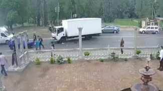 Появилось видео момента смертельного ДТП с легковушкой и грузовиком в Воронеже 