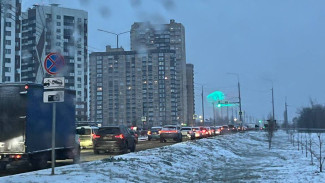 Семибалльные пробки сковали дороги Воронежа во время снегопада 12 декабря