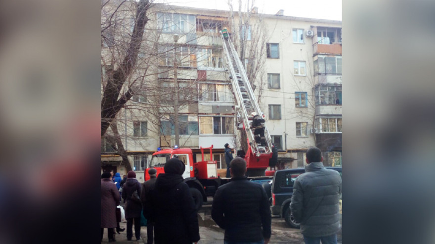 В Воронеже сотрудники МЧС спасли пенсионера, повисшего на балконе пятого этажа
