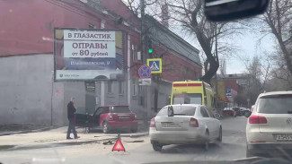 Mini Cooper протаранил столб в центре Воронежа