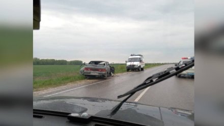 При лобовом столкновении легковушек под Воронежем погибли оба водителя