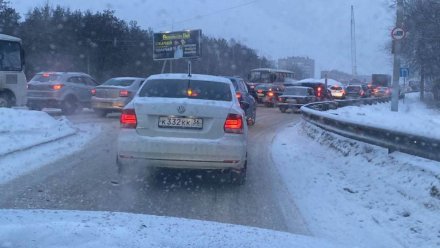 В снегопад на воронежских дорогах образовались многокилометровые пробки