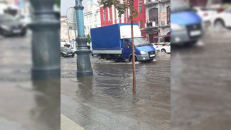 Под воду во время тропического дождя ушёл проспект Революции в Воронеже