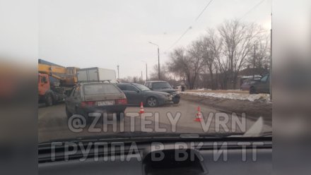 Трёхкилометровая пробка из-за ДТП образовалась на улице Матросова в Воронеже