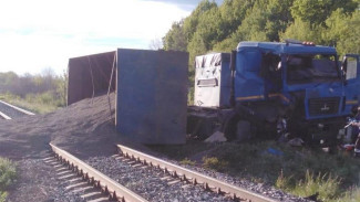 В Воронежской области грузовик врезался в движущийся тепловоз