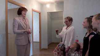 В Воронежской области 50 многодетных семей получили ключи от новых больших квартир