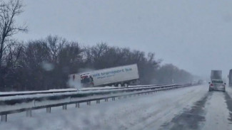 Воронежцы сообщили о 12-километровой пробке на трассе из-за ДТП с грузовиками