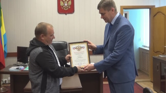 В воронежском райцентре наградили за смелость водителя охваченной огнём фуры 