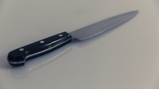 В воронежском общежитии пьяный мужчина воткнул нож в товарища и закрылся в комнате
