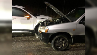 Водитель Mazda сбил мужчину и влетел в 2 авто на трассе под Воронежем