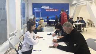 В Воронежской области прошёл единый день сбора подписей в поддержку выдвижения Путина