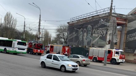 Пожарные съехались к ДК Кирова в Воронеже