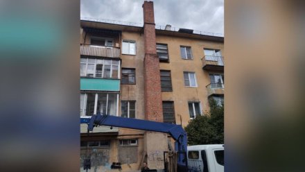 Полиция выехала на вызов из-за сноса трубы дома в центре Воронежа