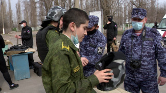 Воронежских школьников заманили кашей в призывной пункт