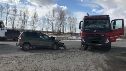 Женщина 48 лет попала в больницу после ДТП с грузовиком под Воронежем 