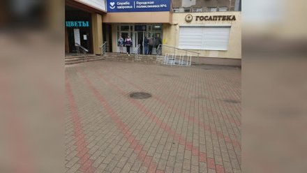 Минздрав назвал причину длинных очередей в воронежской поликлинике №4