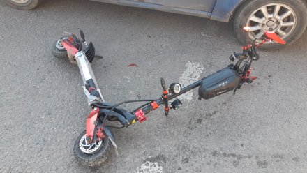 В Воронеже иномарка сбила мужчину на электросамокате 