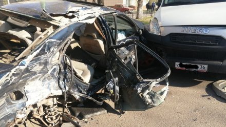 В Воронеже 23-летний водитель Volvo устроил массовое ДТП: пострадала девушка