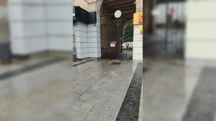 В Воронеже жильцам дома на проспекте Революции открыли въезд во двор после жалоб