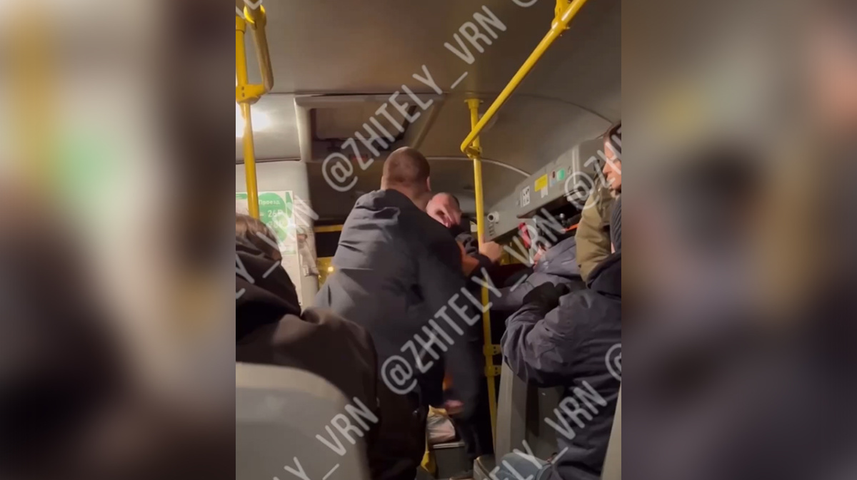 В Воронеже в автобусе напали на подростка. Молодой человек напал на девушку в метро на станции площади революции. Потасовка курьера с пенсионером на тротуаре фото.