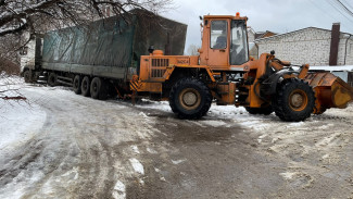 В Воронеже из дорожной ловушки вытащили фуру луганского дальнобойщика