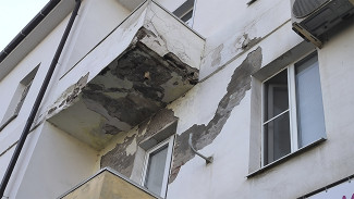 Жители Острогожска пожаловались на опасное разрушающееся здание в центре города