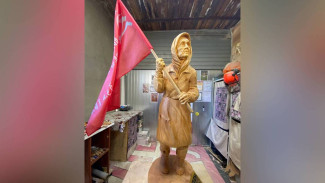 Скульптуру «Бабушка с красным флагом» установят в сквере в центре Воронежа