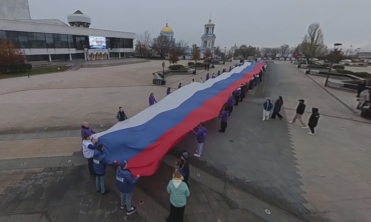 Стометровый флаг России развернули на Советской площади в Воронеже –  Новости Воронежа и Воронежской области – Вести Воронеж