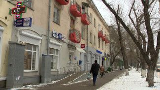 Воронежские коммунальщики спрятали страшные балконы в «спасательные мешки»