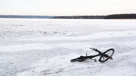 В Воронеже двое велосипедистов провалились под лёд водохранилища