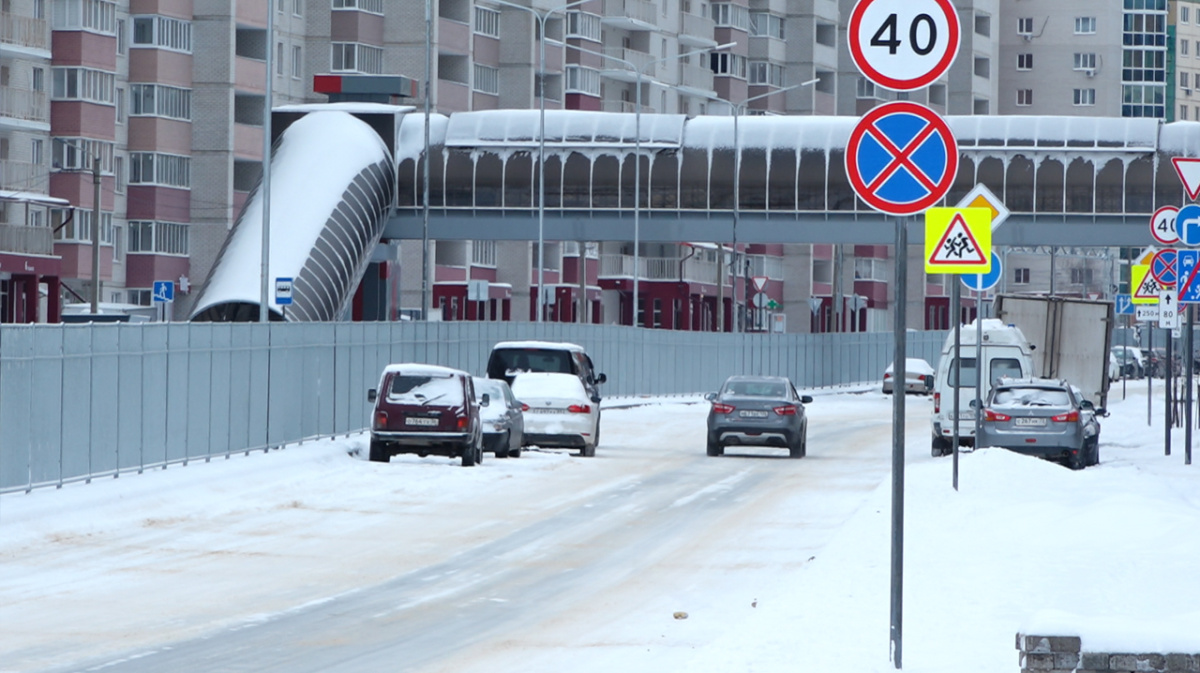 Не открытую официально улицу Крынина в Воронеже заняли машины | 05.01.2024  | Воронеж - БезФормата