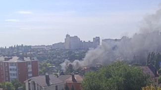 Жилой дом загорелся в центре Воронежа