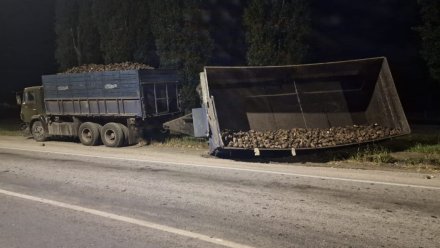 Воронежец попал в больницу из-за перевернувшейся фуры со свёклой